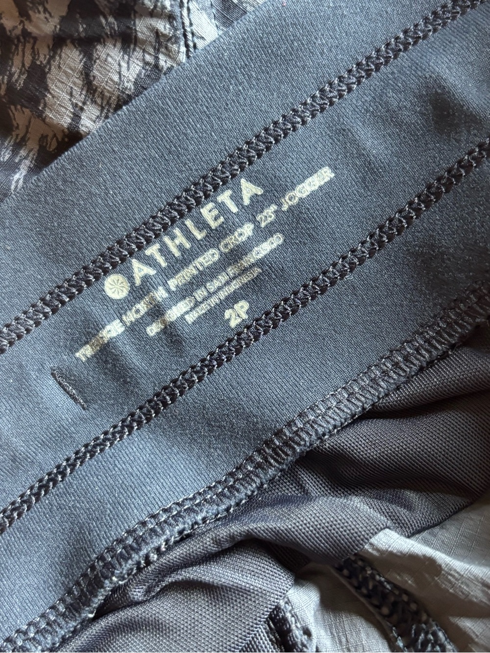 Athleta Navy Trekkie North Printed Crop 23” Drawstring Joggers Size 2P - Picture 7 of 7